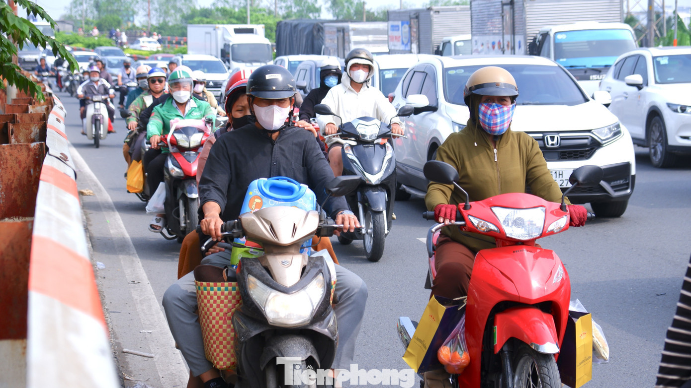 Dòng người và phương tiện di chuyển trên tuyến quốc lộ 1 hướng về các tỉnh, thành miền Tây Nam Bộ. tp-ket-xe-6.jpg