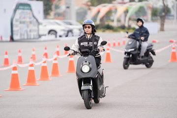 Bà nội trợ mua xe máy điện VinFast ZGoo vì chạy được 70km/1 lần sạc, chủ xe lần đầu nói thật pin, không ngại ‘vạch rõ’ số tiền phải chi mỗi tháng