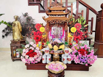 Đặt bàn thờ Thần Tài đúng vị trí phong thủy, gia chủ ăn nên làm ra, tài lộc lên như diều gặp gió