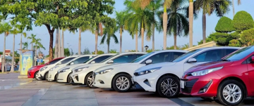 Thuê ô tô đi Tết 2026: Giá gấp 2-3 lần ngày thường, muốn đặt phải 'ôm' gói 10 ngày, khách vẫn xếp hàng chờ