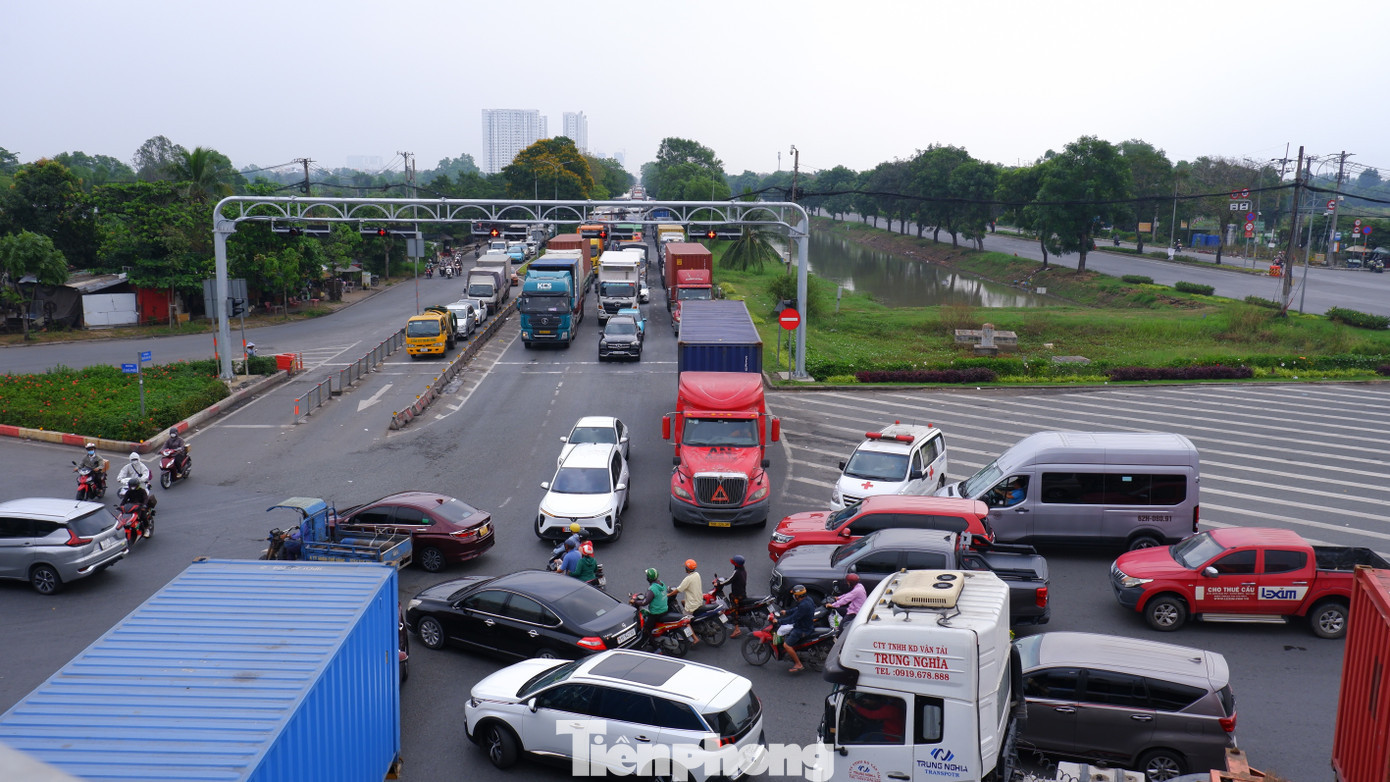 Không chỉ quốc lộ 1 (đường Lê Khả Phiêu), tình trạng ùn tắc còn lan sang các tuyến đường kết nối như Nguyễn Văn Linh, Nguyễn Hữu Trí… tp-nguyen-van-linh-24.jpg