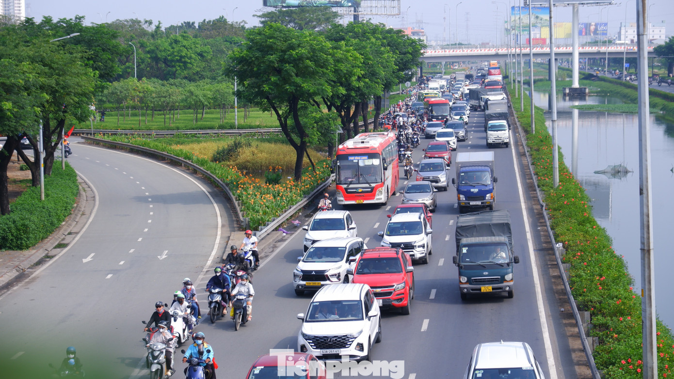 Đường Lê Khả Phiêu (quốc lộ 1) - cửa ngõ phía Tây TPHCM vào lúc 10 giờ ngày 12/2 (25 tháng Chạp). tp-ket-xe-3.jpg