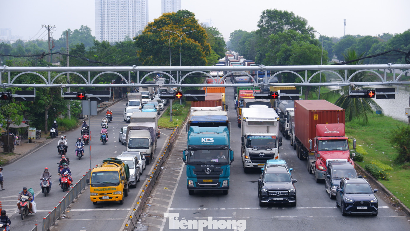 Hàng dài ô tô, xe tải, container xếp hàng trên đường Nguyễn Văn Linh. tp-nguyen-van-linh.jpg