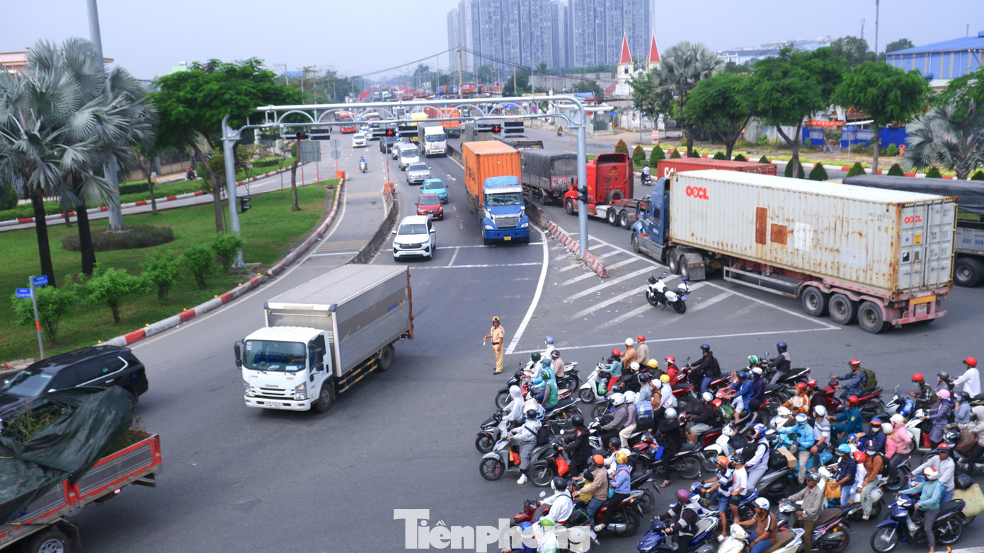 Lực lượng CSGT túc trực tại các tp-dieu-tiet.jpg