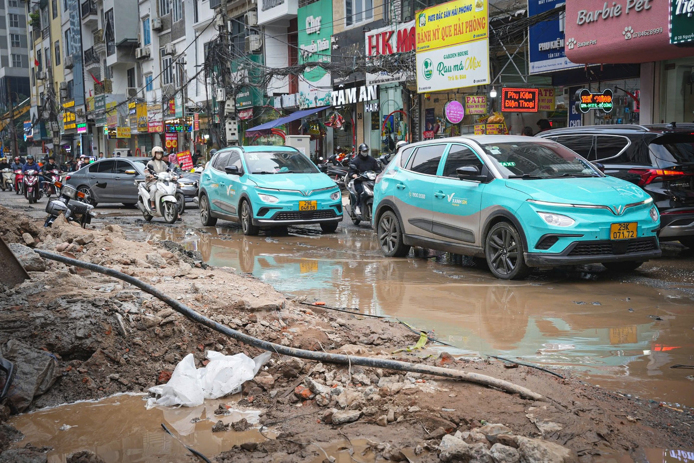 Việc thi công đào đường rơi vào thời điểm cận Tết Nguyên đán 2026 khiến cho đời sống sinh hoạt, buôn bán, di chuyển của các hộ dân trên đường Nguyễn Tuân bị ảnh hưởng. he-09.jpg