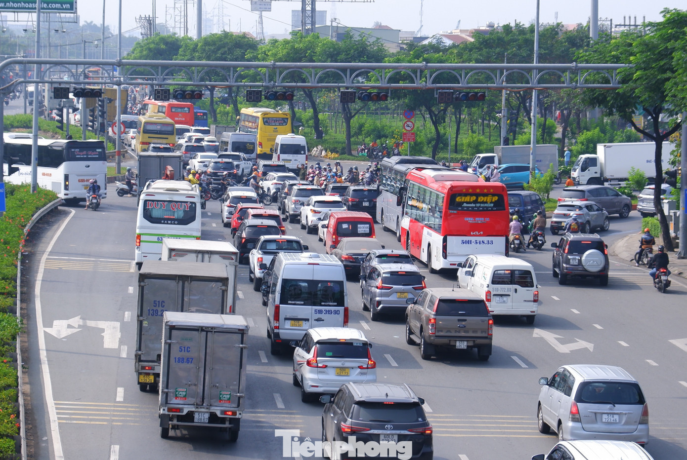 Đoạn đường Lê Khả Phiêu từ nút giao đường Hưng Nhơn đến cầu Bình Điền 1 và khu vực giao với đường Nguyễn Hữu Trí, dòng xe nối đuôi nhau, nhích từng chút. Nhiều thời điểm, dòng xe ô tô gần như đứng yên. tp-ket-xe-4.jpg