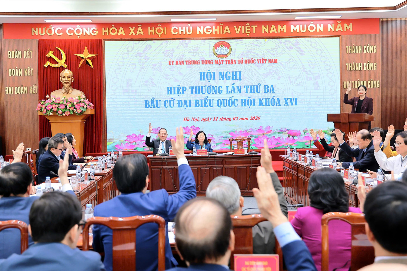 Các đại biểu biểu quyết tại hội nghị. Ảnh: Hoài Nam. tienphong-112mrshoai1.jpg