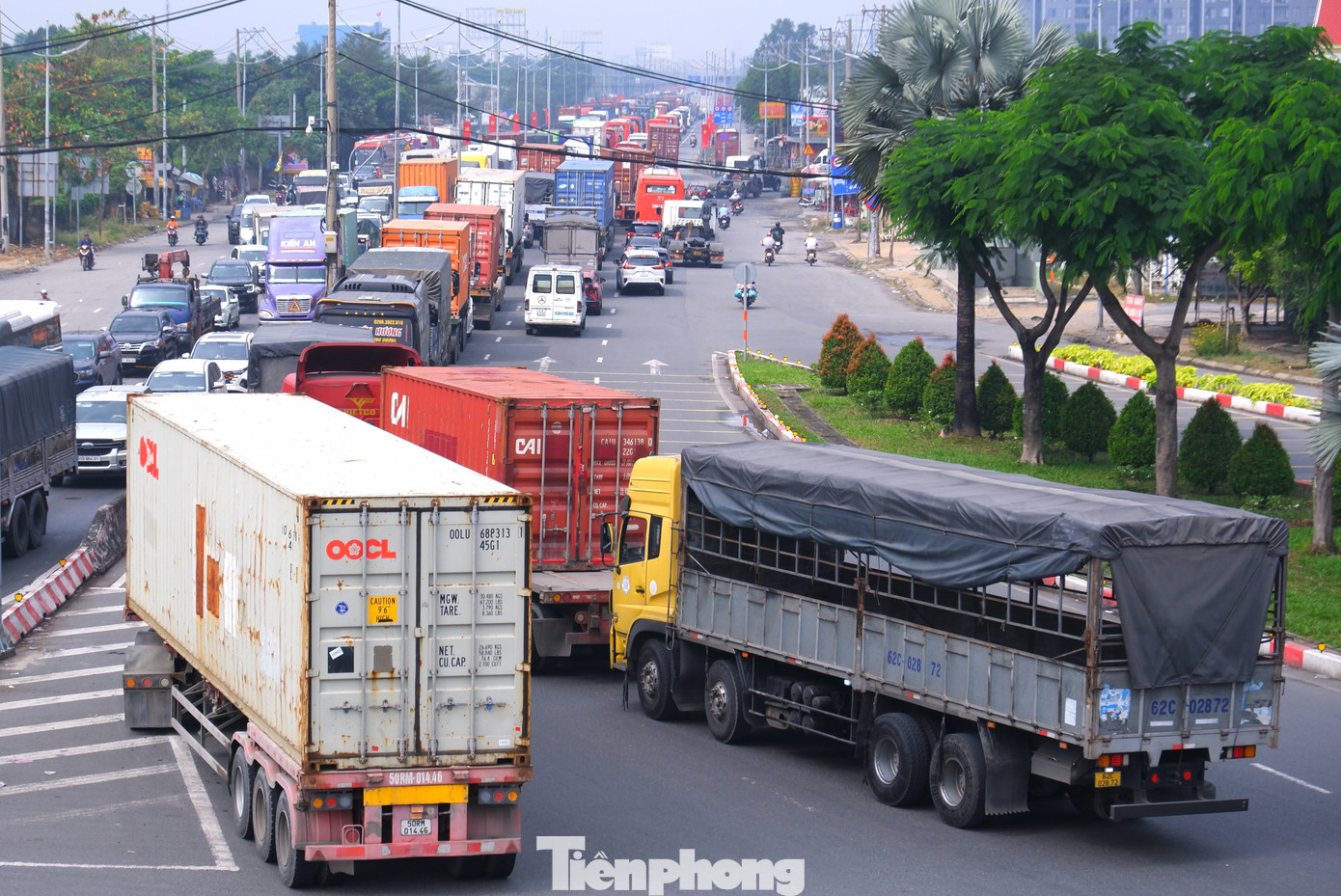 Hàng dài phương tiện nhích từng chút trên đường dẫn cao tốc TPHCM - Trung Lương. tp-binh-thunaja-10.jpg