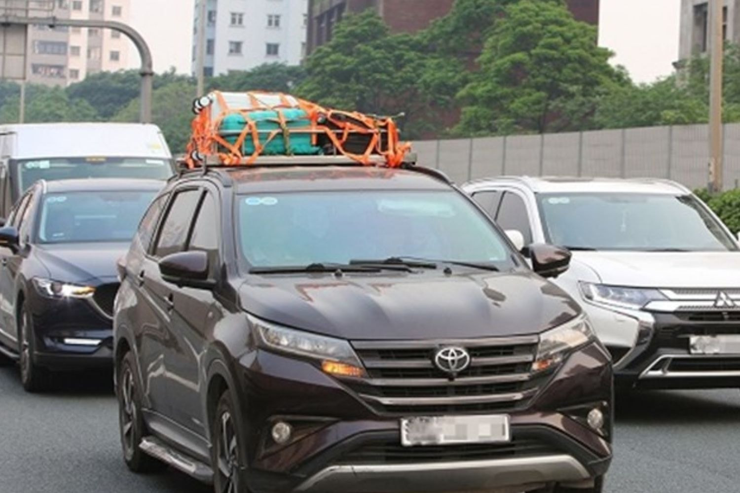 cho-hanh-ly-tren-noc-o-to.jpg