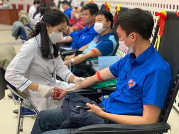 Bệnh viện Bạch Mai thông báo 'khẩn' tới cán bộ, người lao động và các tình nguyện viên