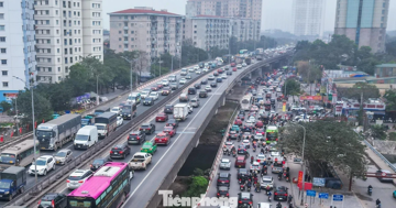 Dòng xe ùn ùn rời phố về quê nghỉ Tết, cửa ngõ Thủ đô tắc cứng