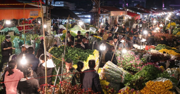 Hà Nội: Chợ hoa Quảng An 'không ngủ' dịp Tết