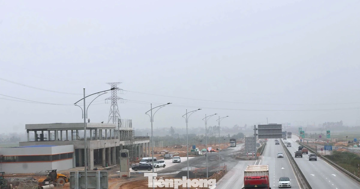 Trạm dừng nghỉ cao tốc Bắc - Nam qua Nghệ An chưa xong, tài xế xoay xở thế nào?