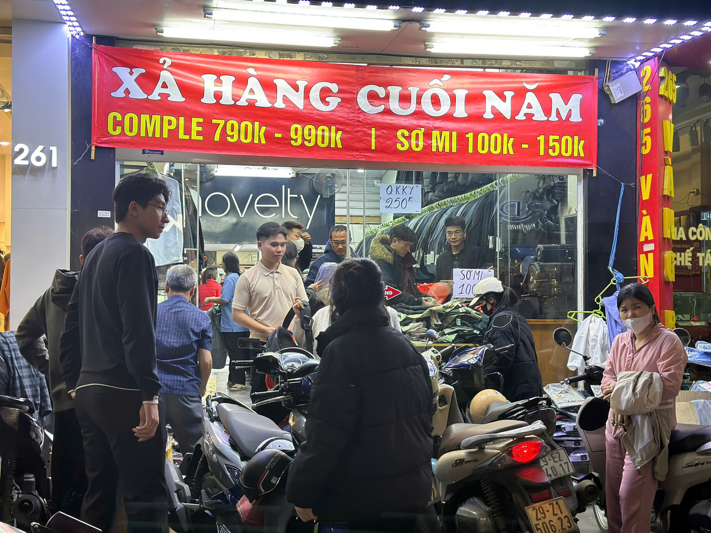 Các thương hiệu ồ ạt khuyến mại, xả hàng trong dịp cao điểm mua sắm cuối năm. 1135221188455014561.jpg