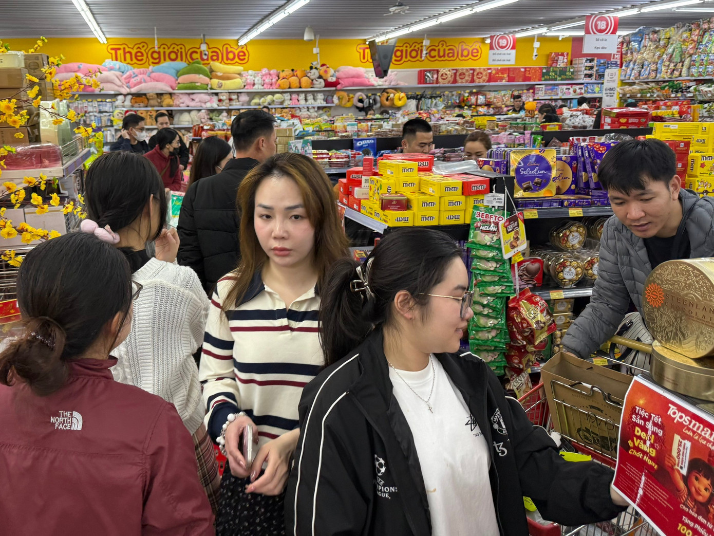Theo MM Mega Market Việt Nam, sức mua hiện nay đã tăng 15-20% so với cùng kỳ. Trung bình mỗi ngày, các trung tâm thuộc chuỗi này đón khoảng 7.000 - 10.000 lượt khách. Với nguồn cung ổn định, các hệ thống siêu thị cho biết sẽ không xảy ra nguy cơ cháy hàng với các mặt hàng thiết yếu trong mùa Tết năm nay. Đại diện Central Retail Việt Nam khuyến nghị khách hàng mua sắm đúng nhu cầu, không cần phải tích trữ quá sớm. 8af2114792641c3a4575.jpg
