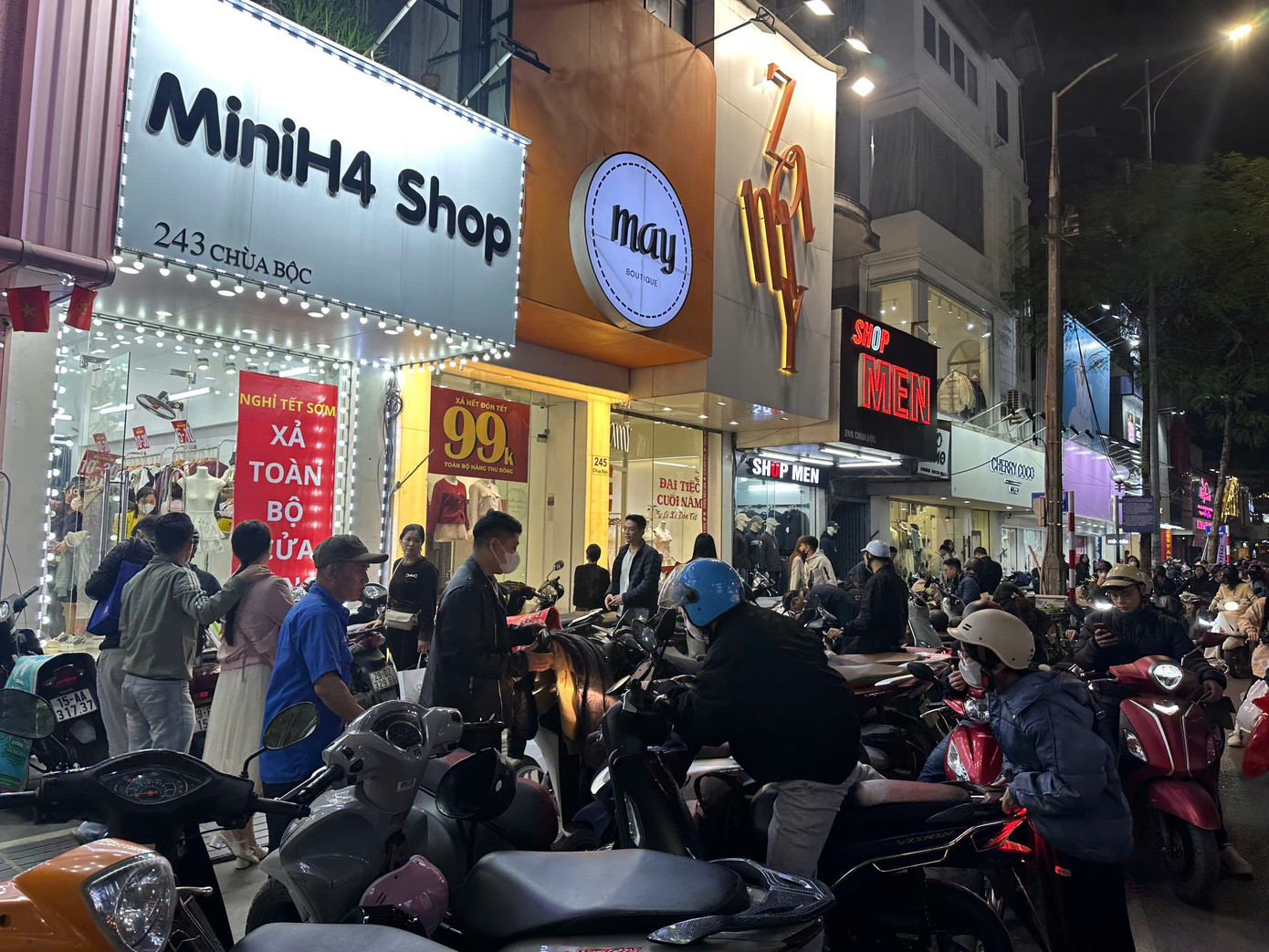 Dãy cửa hàng thời trang đông nghịt khách tới mua sắm trước kỳ nghỉ Tết. Vỉa hè không còn chỗ chen chân. hah.jpg