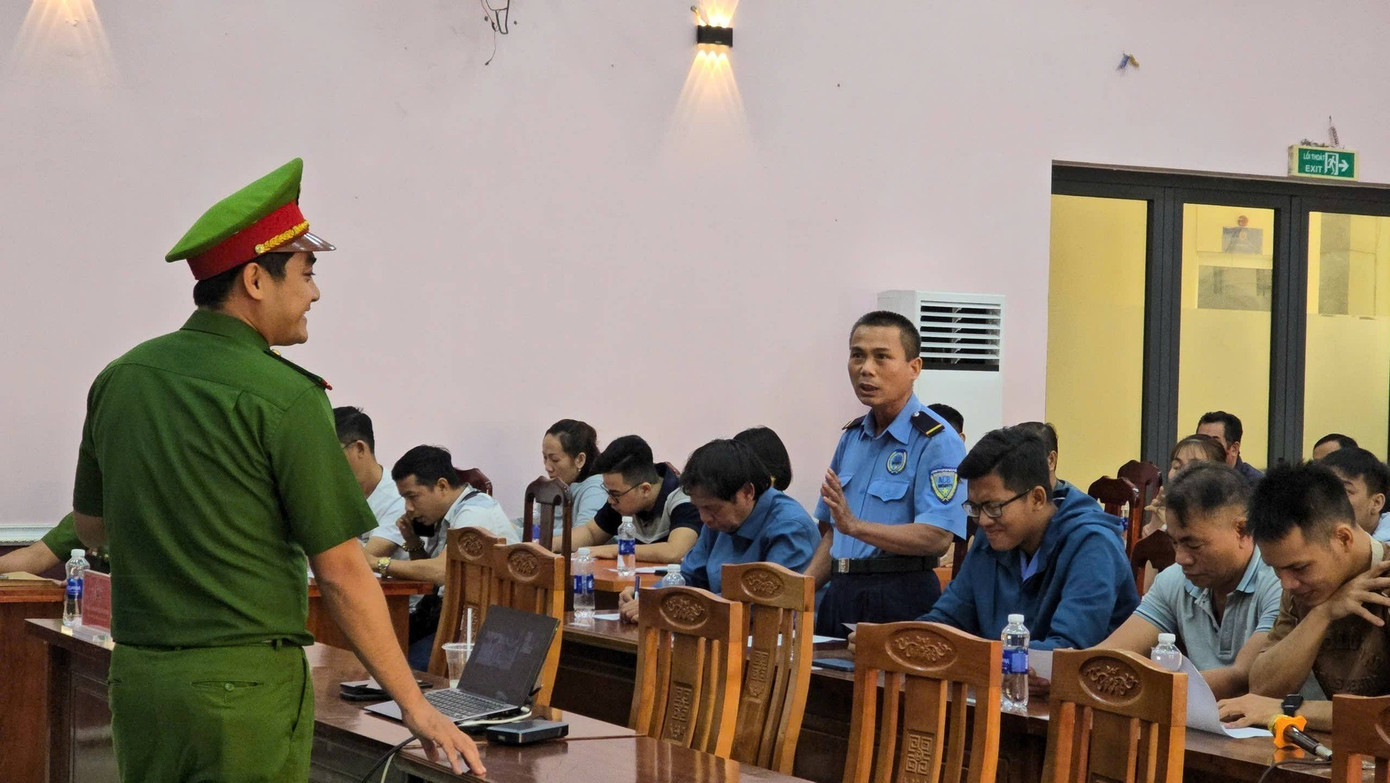 Nhân viên bảo vệ một tiệm vàng trao đổi với lực lượng công an trong buổi tập huấn phòng chống cướp 4b.jpg