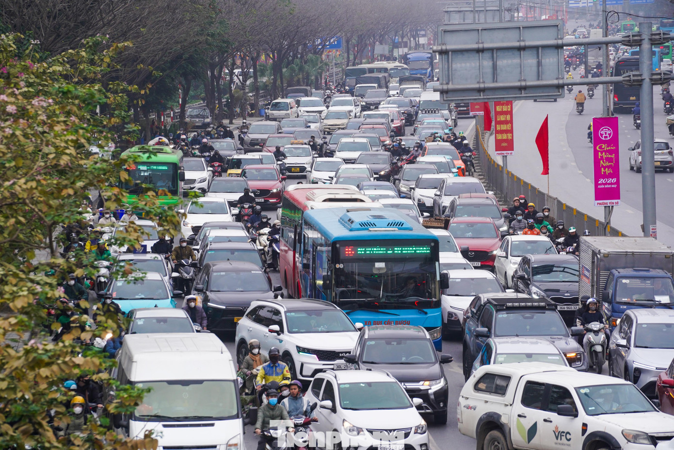 Tại trục đường Ngọc Hồi hướng về Quốc lộ 1A cũ, dòng phương tiện chật cứng. Người đi xe máy phải vất vả len lỏi qua các khe hở giữa dòng ô tô để tìm đường di chuyển. tp-baotienphong-491.jpg