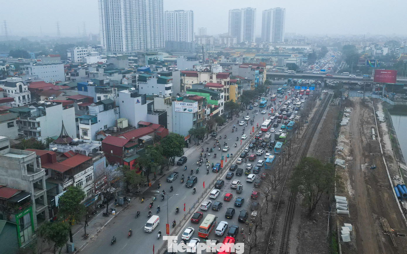 Theo dự báo, từ chiều nay đến hết ngày mai (27 tháng Chạp) sẽ là đỉnh điểm của đợt người dân rời phố về quê nghỉ Tết. Áp lực giao thông tại các cửa ngõ Thủ đô dự kiến sẽ còn tăng mạnh, lực lượng chức năng khuyến cáo người dân cần chủ động lộ trình phù hợp. tp-baotienphong-501.jpg