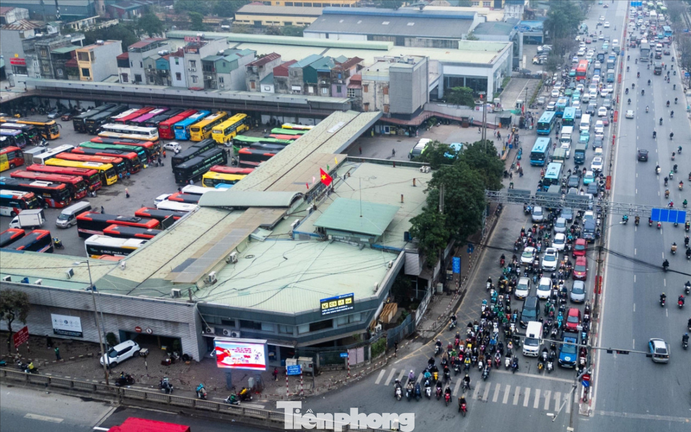 Lưu lượng phương tiện tăng đột biến tại cửa ngõ phía Nam, đây là khu vực chịu áp lực lớn nhất khi dòng người đồng loạt rời phố về quê đón Tết. tp-baotienphong-500-6225.jpg