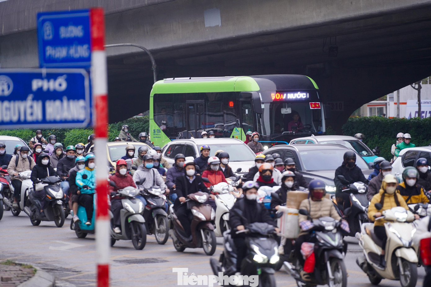 Sáng 13/2 (26 tháng Chạp), dù chưa hết giờ làm việc, dòng người đã bắt đầu đổ về các cửa ngõ phía Nam Hà Nội để về quê đón Tết. tp-baotienphong-470.jpg