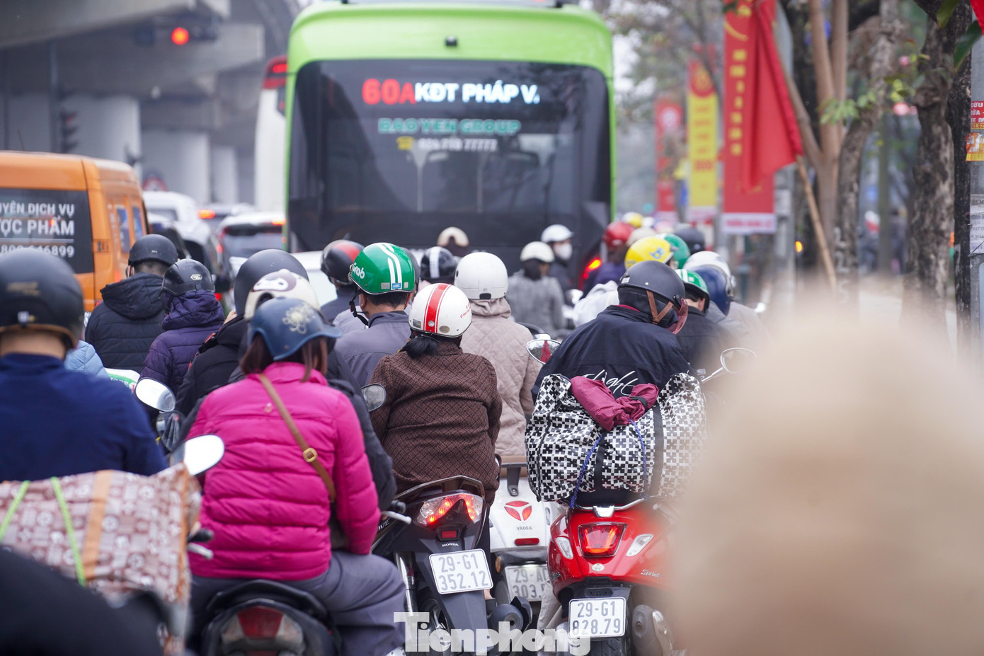 Càng gần khu vực bến xe Nước Ngầm, áp lực giao thông càng tăng cao. Ghi nhận tại đường Hoàng Liệt lúc 9h sáng nay, các loại phương tiện đan xen, nhích từng chút một giữa lòng đường không còn kẽ hở. tp-baotienphong-489.jpg