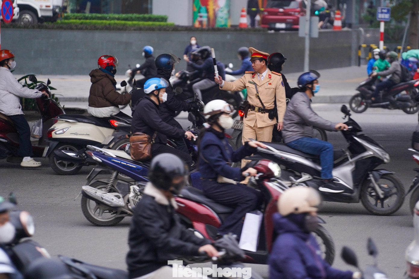 CSGT Hà Nội nỗ lực phân luồng, điều tiết giao thông tại các nút giao trọng điểm hướng ra cửa ngõ Thủ đô. tp-baotienphong-476.jpg
