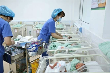Cán bộ, đảng viên tiên phong, gương mẫu trong việc sinh con