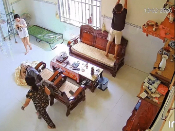 Dọn nhà đón Tết, một gia đình bất ngờ phát hiện gần 40 triệu tiền mặt được nhét đầy sau 3 chiếc quạt