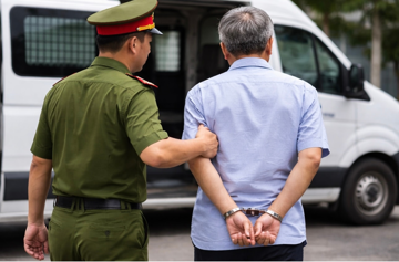 Khởi tố cựu cán bộ văn phòng đăng ký đất đai 60 tuổi