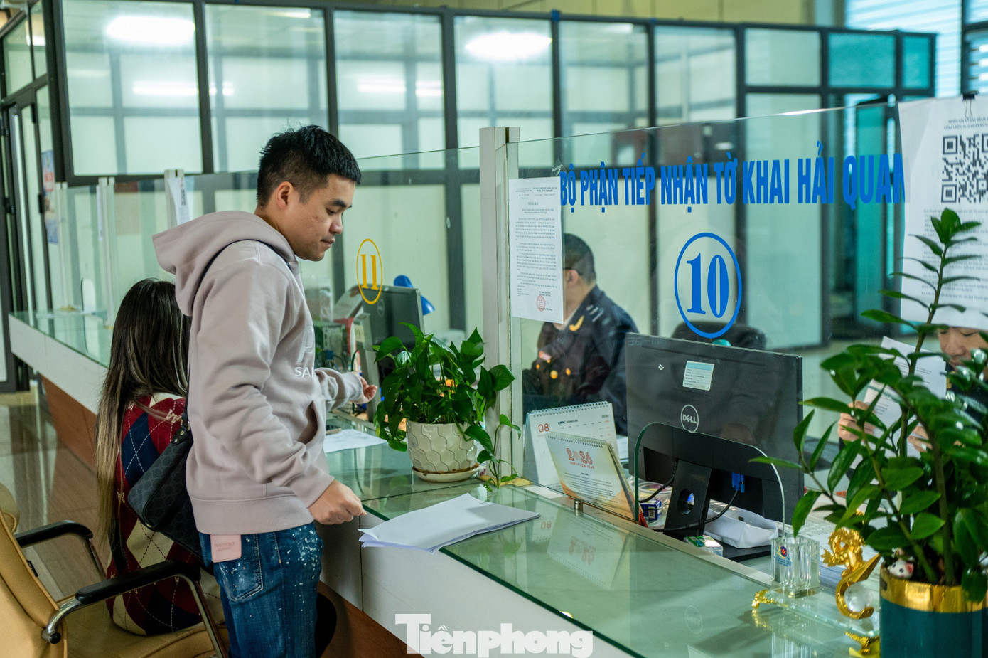 Để giảm thiểu tối đa thời gian làm thủ tục cho doanh nghiệp, Chi cục đã tổ chức số hóa các quy trình nghiệp vụ theo hướng dẫn của Cục Hải quan nhằm tạo thuận lợi cho hoạt động xuất nhập khẩu tại cửa khẩu, kịp thời xử lý vướng mắc của đơn vị và doanh nghiệp. tp-quocnam-z62-9563.jpg
