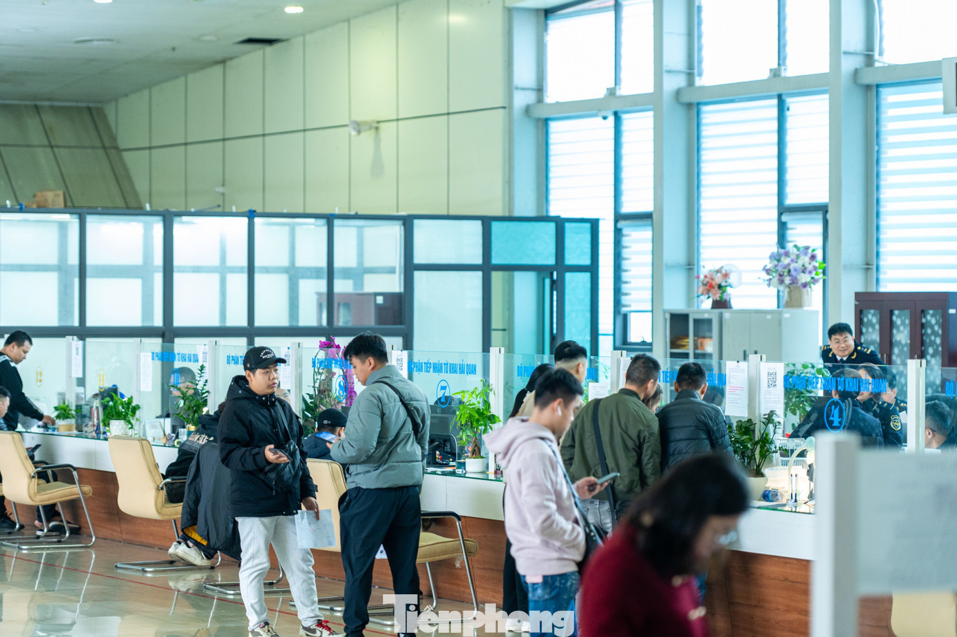 Cùng với đó, tại khu vực tiếp nhận hồ sơ tấp nập đại diện của các doanh nghiệp đến làm thủ tục mở tờ khai hải quan cho hàng hóa thông quan qua cặp cửa khẩu Hữu Nghị - Hữu Nghị Quan. tp-quocnam-z62-9697.jpg
