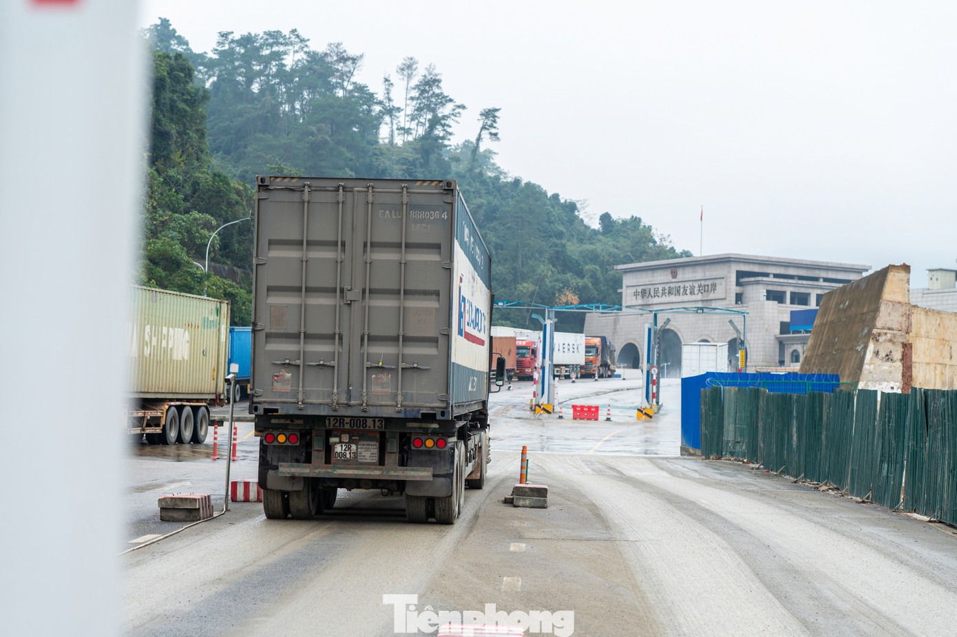 Theo đại diện Chi cục Hải quan khu vực VI, ngay từ trước dịp nghỉ lễ Chi cục cùng với các lực lượng liên ngành như Ban quản lý cửa khẩu, Biên phòng, Công an và các cơ quan liên quan chủ động triển khai phương án phân luồng, điều tiết phương tiện; tăng cường trao đổi, hội đàm với các cơ quan chức năng phía Quảng Tây, Trung Quốc trong công tác quản lý cửa khẩu, tạo điều kiện thuận lợi cho hoạt động xuất, nhập khẩu hàng hoá qua các cửa khẩu của hai Bên. tp-quocnam-z62-9608.jpg