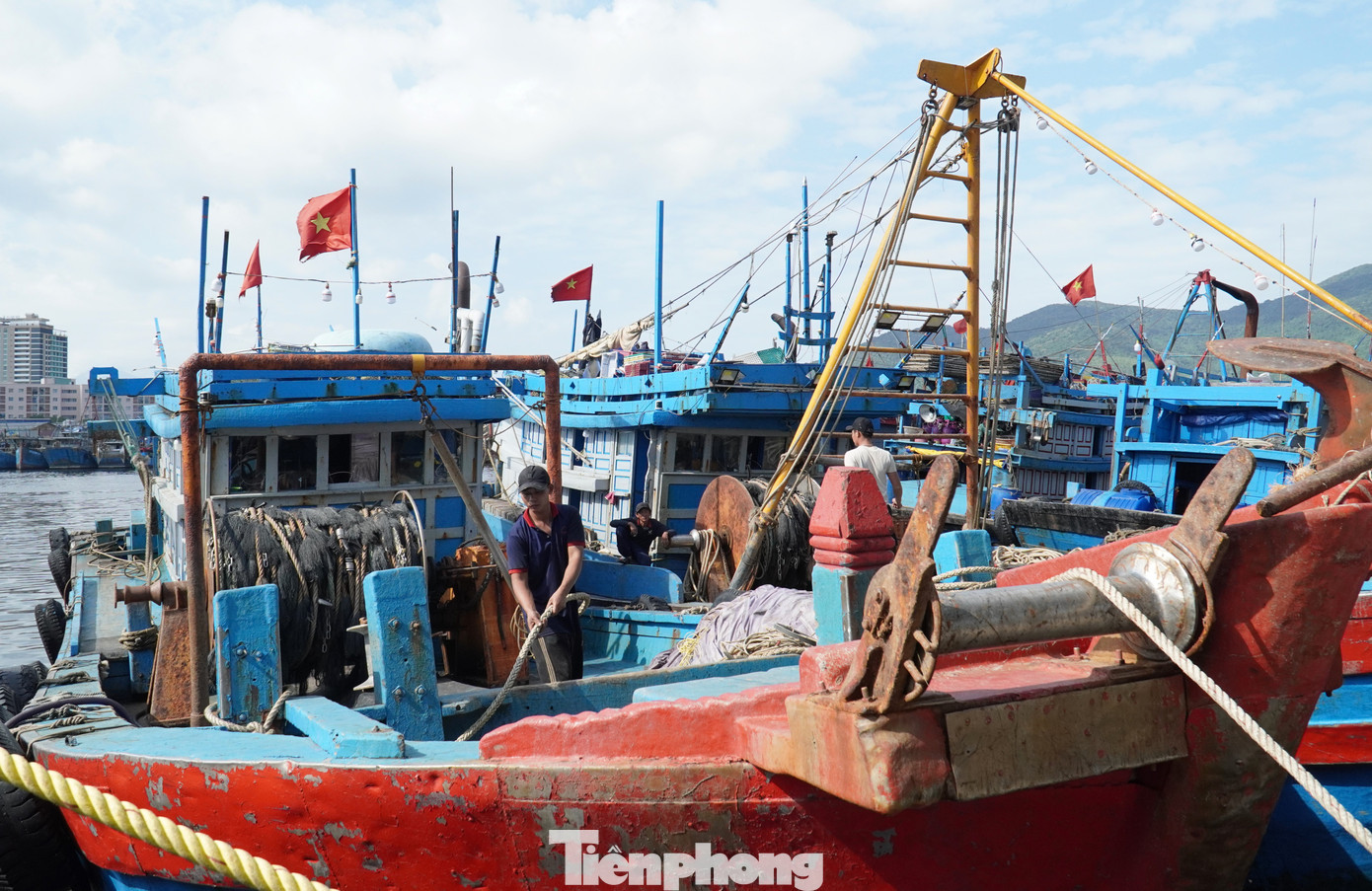 Hiện tại, các tàu cá miền Trung đã vào bờ nghỉ Tết, đến khoảng rằm tháng giêng mới đi biển trở lại. tp-tau-cadn-39.jpg
