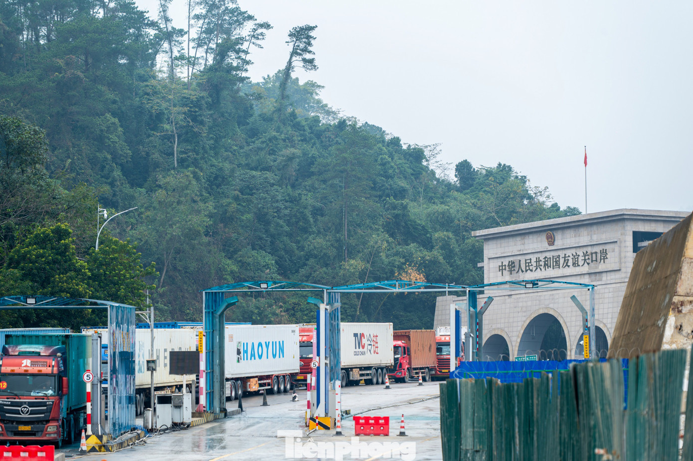 Tại khu vực đường nối giữa Việt Nam và Trung Quốc, hàng trăm phương tiện nối đuôi nhau làm thủ tục đưa hàng hóa vào Việt Nam. tp-quocnam-z62-9577.jpg