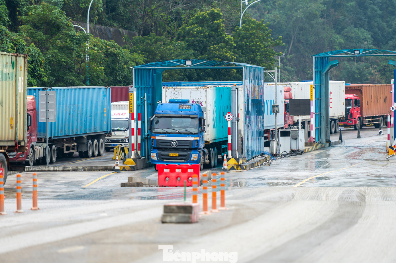 Những ngày cận kề Tết Nguyên đán Bính Ngọ năm 2026, hoạt động xuất nhập khẩu qua các cửa khẩu trên địa bàn tỉnh Lạng Sơn diễn ra tấp nập. Mỗi ngày, có hàng nghìn phương tiện chờ làm thủ tục xuất nhập khẩu hàng hóa qua lại giữa Việt Nam và Trung Quốc. tp-quocnam-z62-9588.jpg