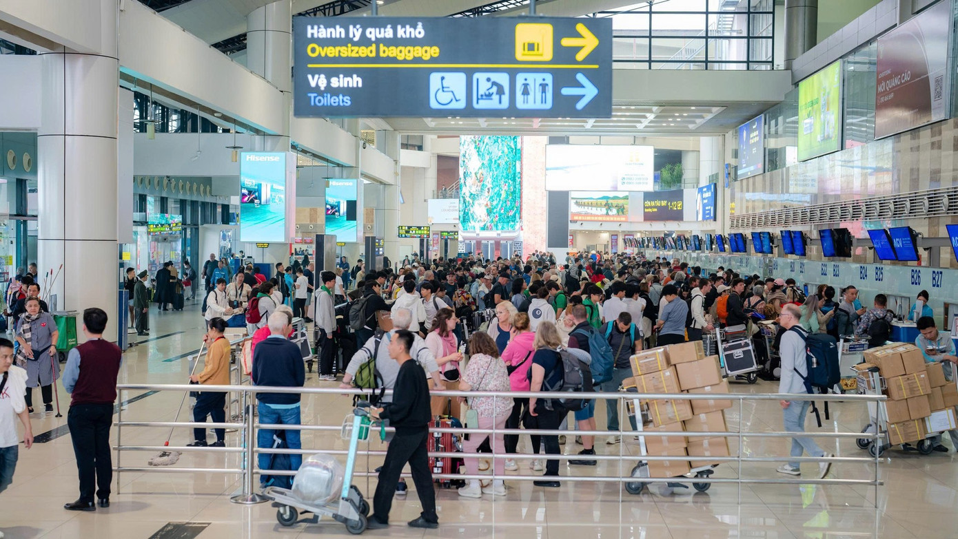 Trong đó, từ ngày 10-16/2, sân bay phục vụ hơn 725.000 lượt khách, tăng 16% so với cùng kỳ năm trước, với gần 4.470 lượt chuyến bay. Ngày 15/2, lượng khách dự kiến vượt 116.000 lượt, cùng hơn 670 chuyến bay cất hạ cánh. 633307436-1325670146267148-7009587528253973259-n.jpg