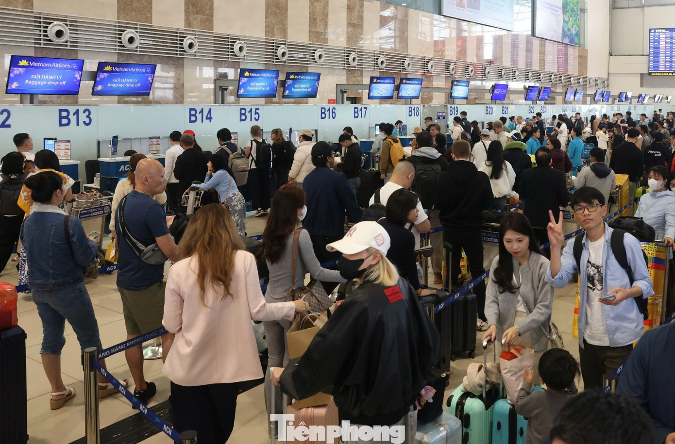 Theo đại diện sân bay Nội Bài, hôm nay sân bay bước vào cao điểm trước Tết khi đón gần 116.300 lượt khách với 674 chuyến bay cất hạ cánh; trong đó khách nội địa gần 66.300 lượt, khách quốc tế gần 50.000 lượt. tp-khach-nuoc-ngoai-choang-voi-canh-nguoi-viet-ve-que-an-tet-tai-noi-bai-8.png