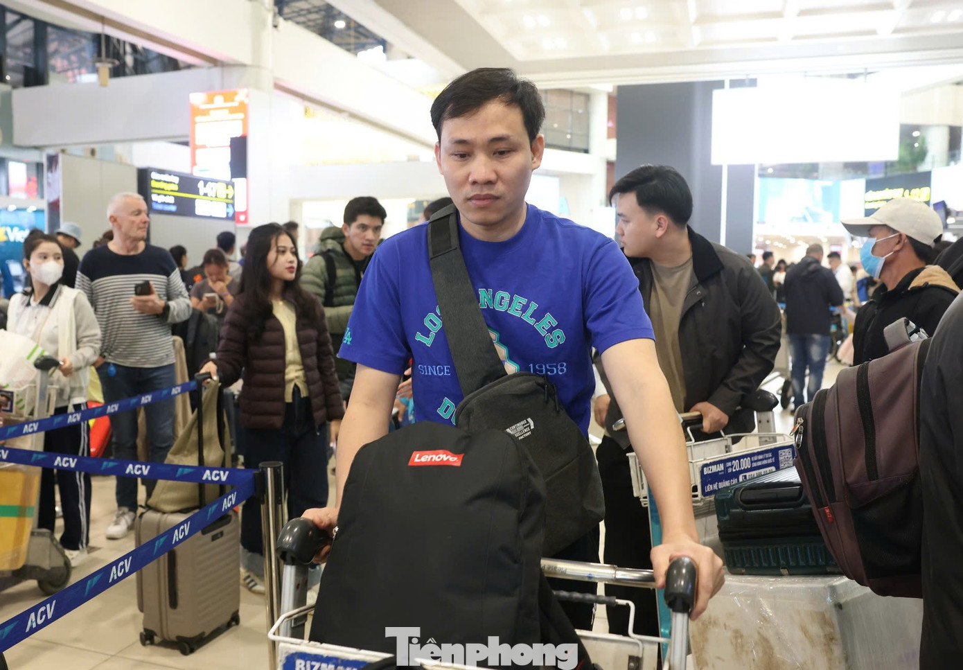 Đại diện Cảng Hàng không Nội Bài khuyến cáo hành khách nên chủ động làm thủ tục trực tuyến như check-in qua website, ứng dụng di động, kiosk tại sân bay hoặc sử dụng sinh trắc học trên nền tảng VNeID để tiết kiệm thời gian. tp-khach-nuoc-ngoai-choang-voi-canh-nguoi-viet-ve-que-an-tet-tai-noi-bai-5.png