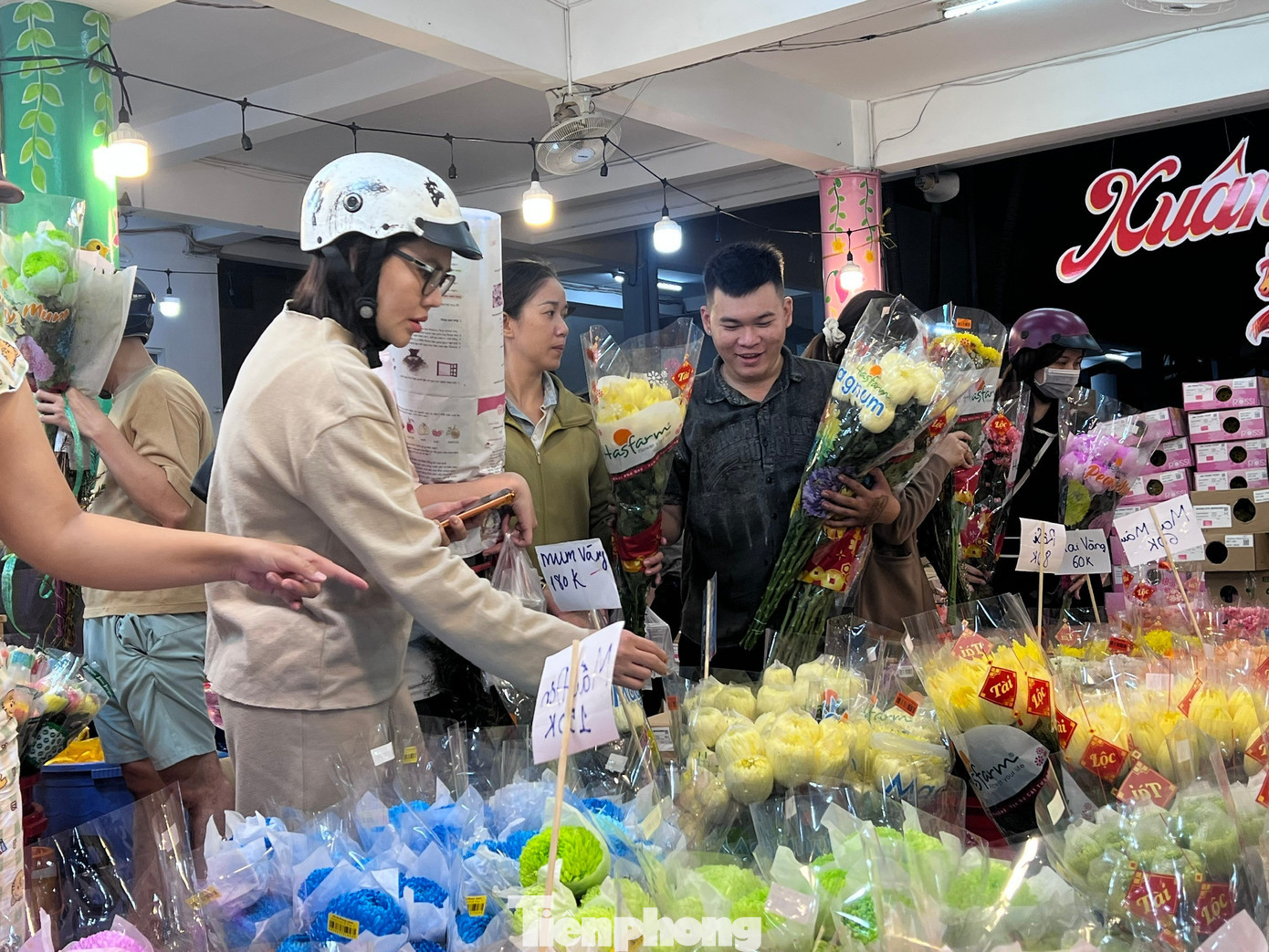 Tiểu thương để bảng giá công khai, khách ưng loại nào chọn loại đó. Như cúc lưới màu giá 150.000 đồng/bó, ly vàng 300.000 đồng/bó, tuyết mai 250.000 đồng/bó... tp-hoa-dem-uyen-phuong-20.jpg