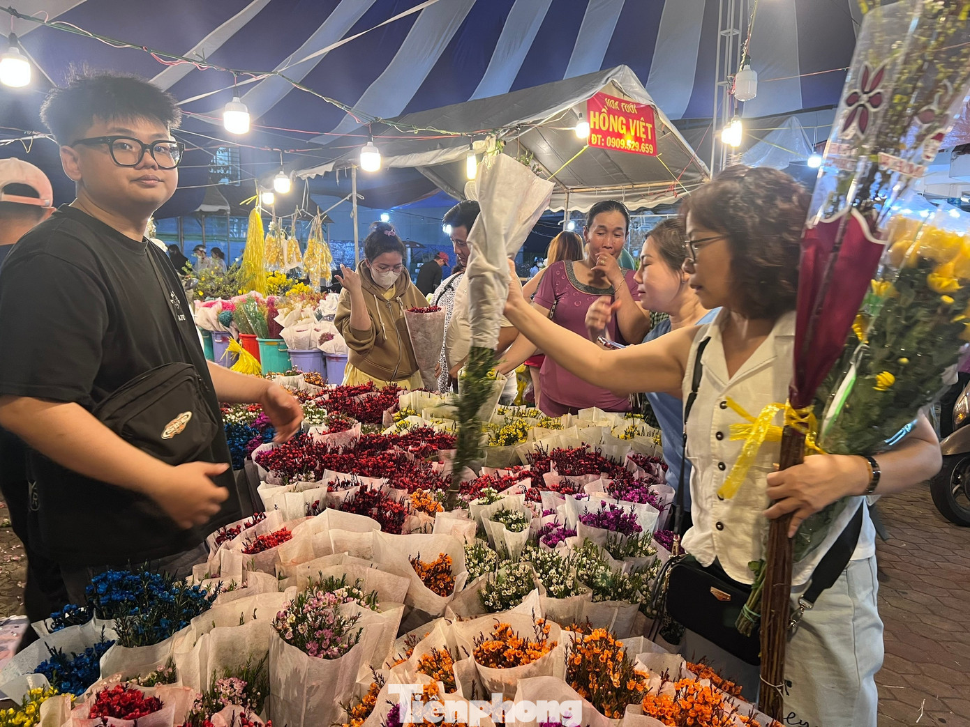 Nhiều loại hoa tươi được bày bán tại chợ với mẫu mã, màu sắc bắt mắt. tp-hoa-dem-uyen-phuong-2.jpg