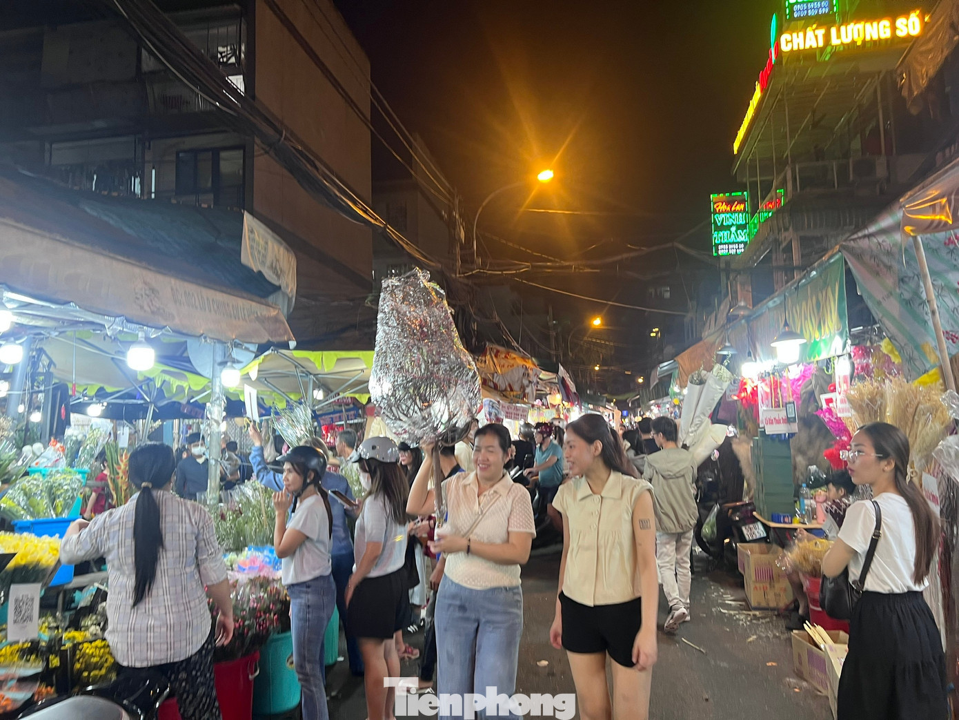 Khách vui vì đã chọn được cành đào ưng ý về nhà trưng Tết tp-hoa-dem-uyen-phuong-21.jpg