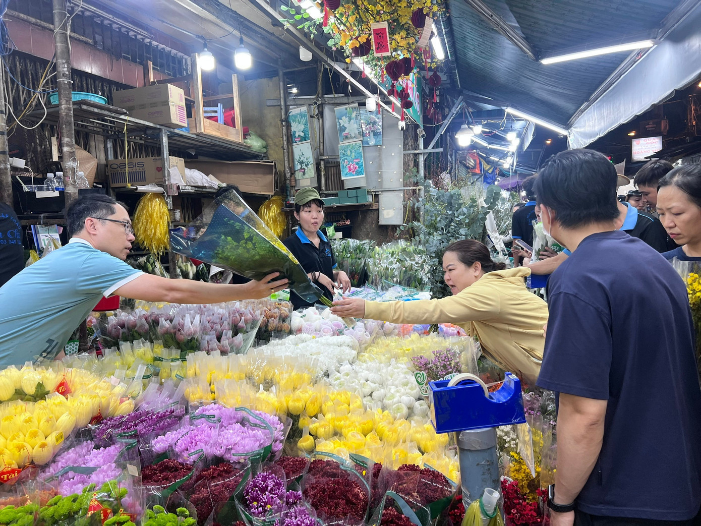 Chị Nguyễn Huế (ngụ phường Xuân Hòa, TPHCM) cho biết, do sợ ban ngày chợ đông nên tranh thủ nửa đêm đi mua hoa, nhưng không ngờ khách cũng tấp nập không khác gì ban ngày. Tuy nhiên đi mua hoa ban đêm cũng mát mẻ hơn. hoa-dem-uyen-phuong-13.jpg