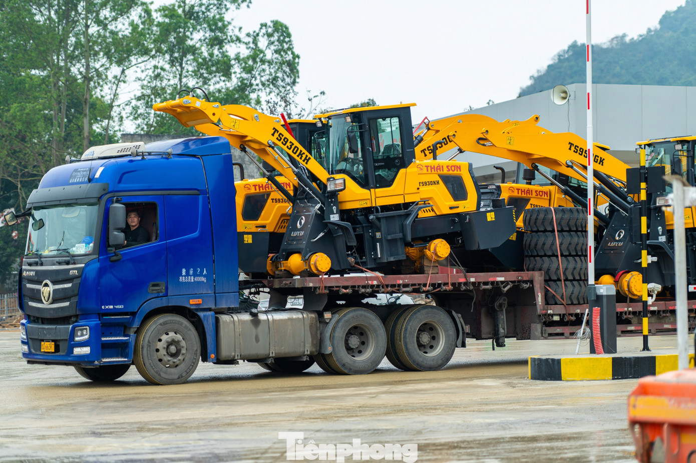 Hai bãi tập kết tại trước cửa khẩu tấp nập xe container ra vào để bốc dỡ hàng hóa, chuyển tải hàng hóa giữa phương tiện vận chuyển Việt Nam và Trung Quốc trước khi đưa sâu vào khu vực nội địa. tp-quocnam-z62-9678.jpg