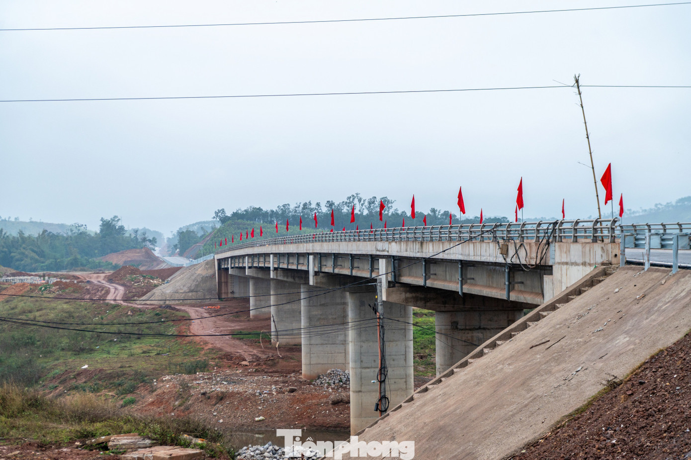 Ông Trần Thanh Nhàn - Phó Chủ tịch Ủy ban nhân dân tỉnh Lạng Sơn - cho biết việc triển khai dự án không chỉ mang ý nghĩa đầu tư xây dựng hạ tầng đơn thuần mà còn thể hiện tầm nhìn chiến lược trong phát triển kết cấu hạ tầng giao thông, tạo nền tảng vững chắc cho việc nâng cao năng lực kết nối, thúc đẩy liên kết vùng. Công trình góp phần khai thác hiệu quả tiềm năng, lợi thế, đưa tỉnh phát triển nhanh, bền vững, toàn diện trong thời gian tới. tp-quocnam-z62-9751.jpg