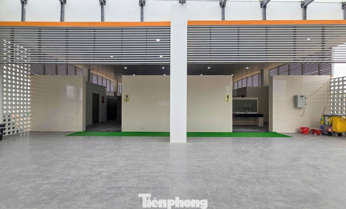 Khu nhà vệ sinh sạch sẽ, thông thoáng, giúp người đi đường thuận tiện hơn. tp-8.jpg