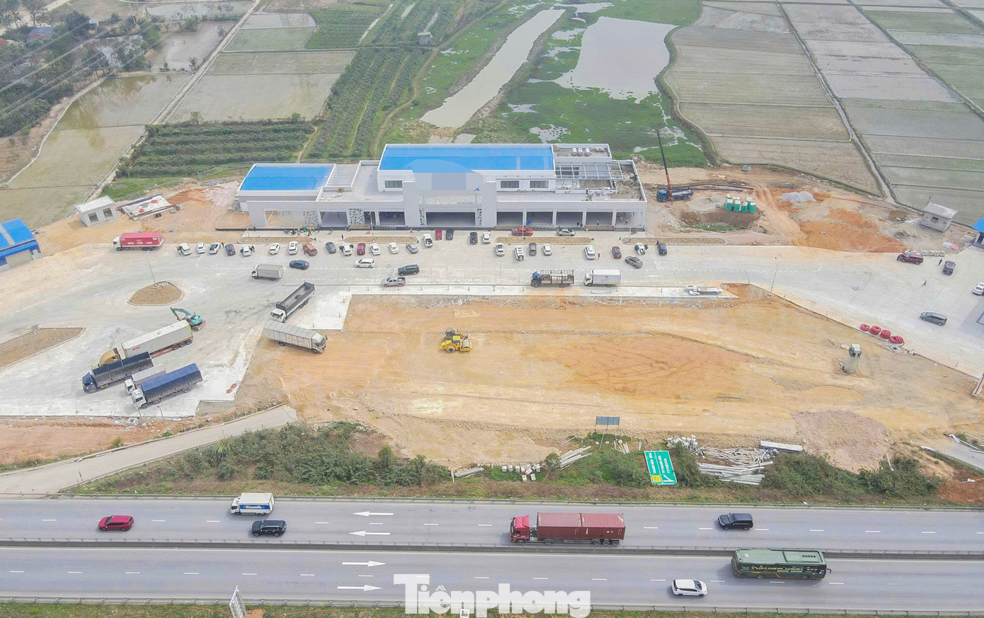 Sau hơn nửa năm thi công, đến nay, trạm dừng nghỉ này đã cơ bản hoàn thiện các hạng mục thiết yếu như nhà nghỉ ngơi, vệ sinh, cây xăng, bãi đỗ xe. Chủ đầu tư cho biết dịp Tết Nguyên đán 2026, trạm dừng nghỉ trên cao tốc Mai Sơn - Quốc lộ 45 được đưa vào khai thác tạm thời để phục vụ người dân lưu thông trên tuyến tp-2aa.jpg