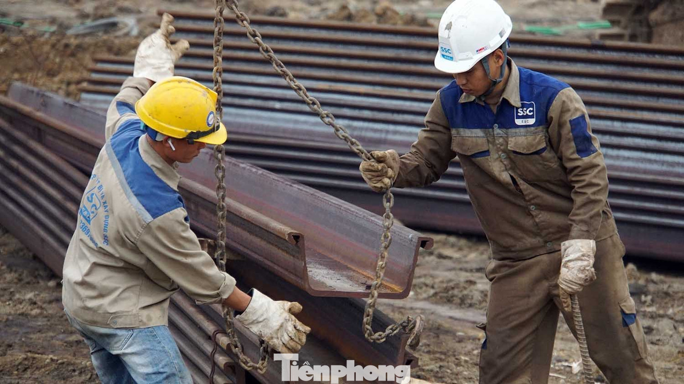 Ghi nhận của PV Tiền Phong, ngày làm việc cuối năm, giai đoạn 1 của dự án cơ bản đã được hoàn tất. Khu vực đảo xuyến đang thi công cọc xi măng đất, ép cừ larsen. Hàng chục công nhân hối hả thi công những ngày cuối năm trước khi nghỉ Tết. tp-ham-chui-20.jpg