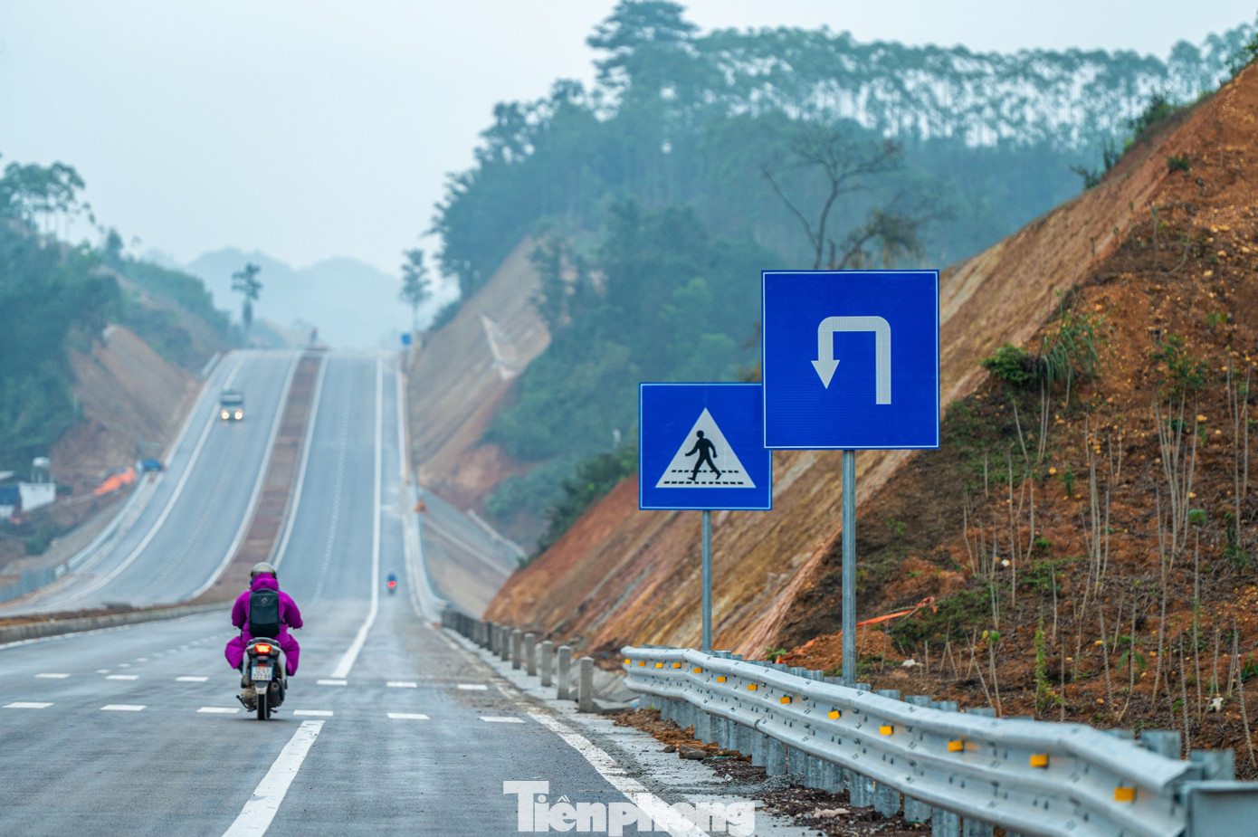 Sở chỉ đạo các nhà thầu tập trung thi công cuốn chiếu, các tuyến đường đã xong mặt bằng khẩn trương trải thảm nhựa, kẻ đường, lắp rào taluy và hệ thống biển báo hướng dẫn... tp-quocnam-z62-9715.jpg