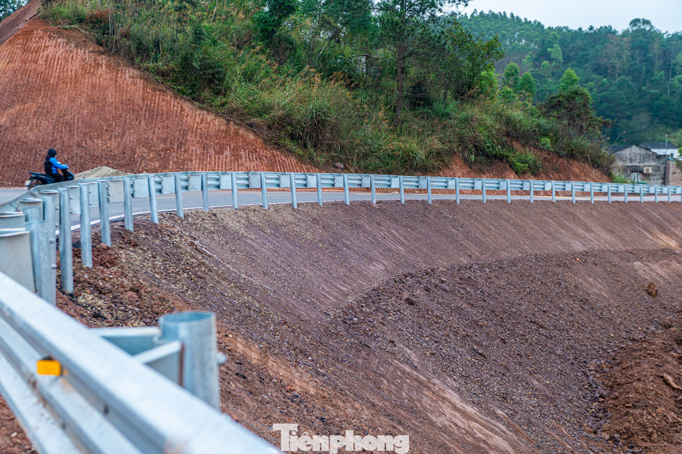 Có những thời gian cao điểm, để bù đắp phần tiến độ thi công bị chậm do các yếu tố khách quan, trên công trường toàn dự án đã huy động 45 mũi thi công đồng loạt với gần 400 thiết bị, xe máy thi công và hơn 600 cán bộ kỹ sư, công nhân, lái máy. Công tác quản lý chất lượng, kiểm soát kỹ thuật, an toàn lao động và bảo vệ môi trường luôn được đặt lên hàng đầu, thực hiện nghiêm theo đúng quy định của pháp luật. tp-quocnam-z62-9765.jpg